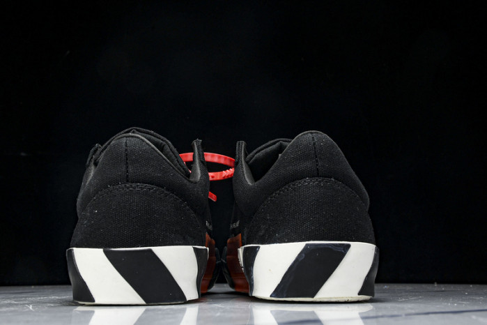 C/O​ SNEAKERS CO-032