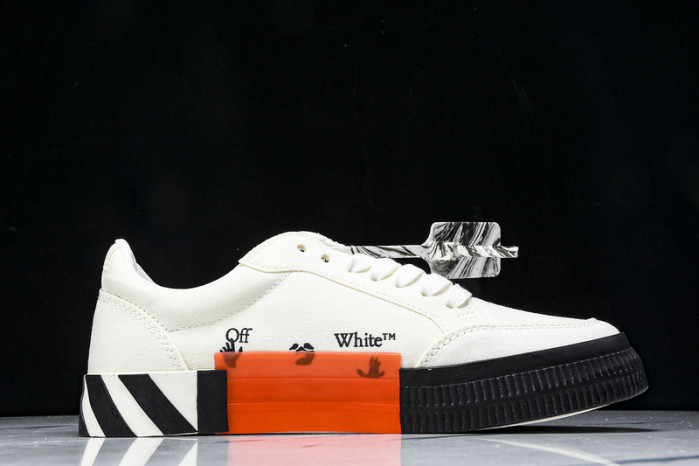 C/O​ SNEAKERS CO-036