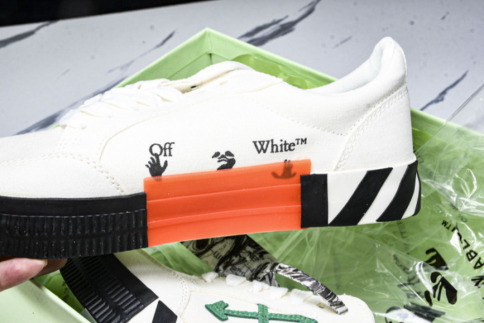 C/O​ SNEAKERS CO-036