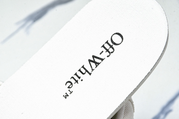 C/O​ SNEAKERS CO-037