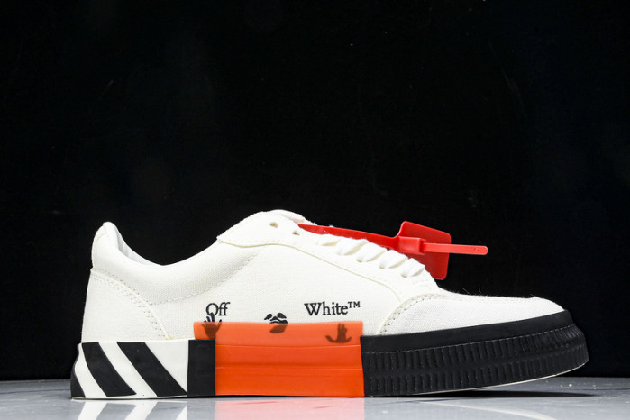 C/O​ SNEAKERS CO-035